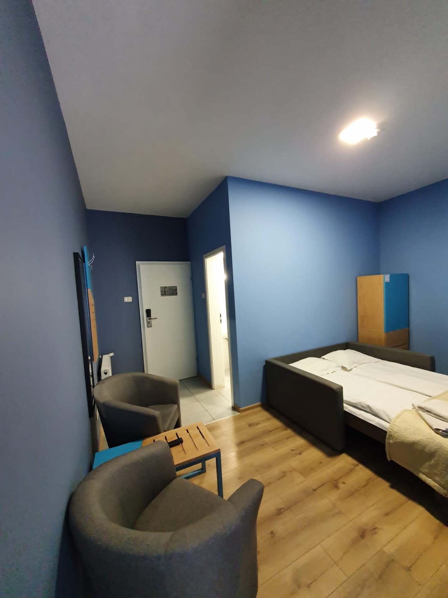 Suite with seating area and double bed